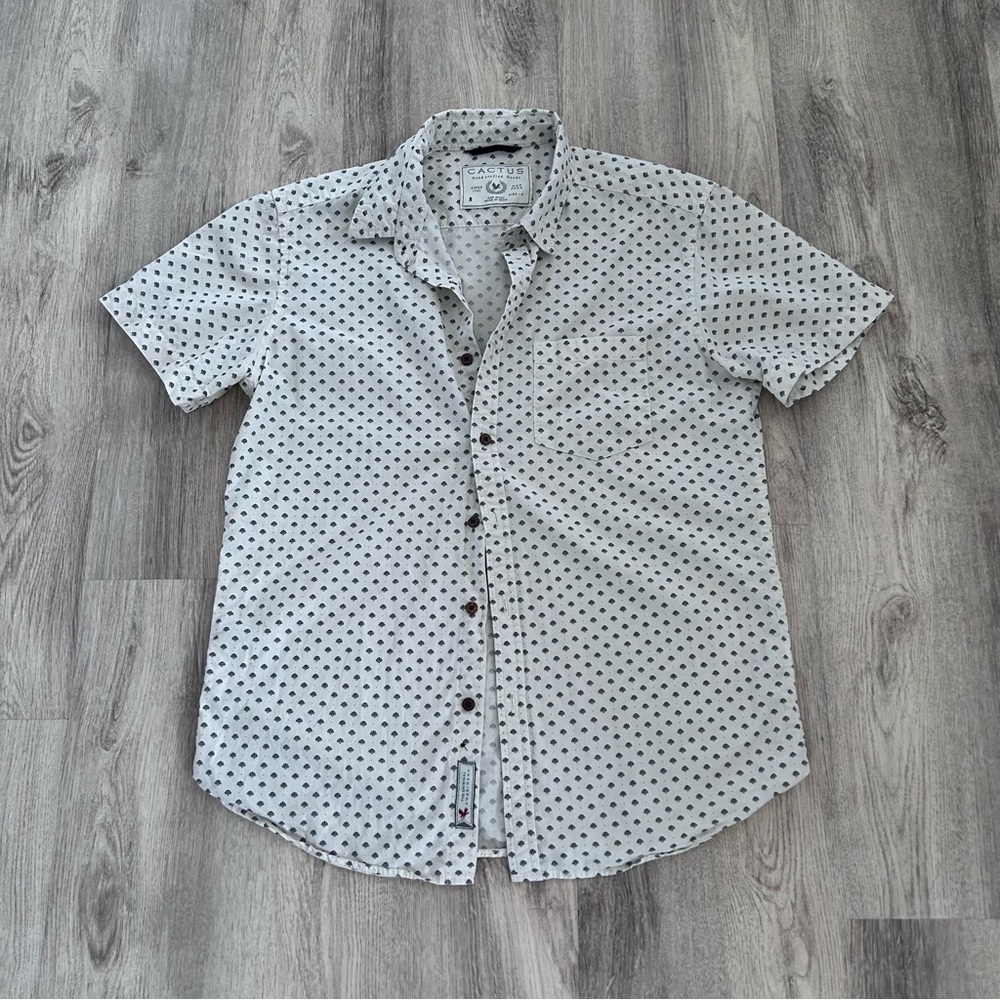 Cactus short sleeve button-down shirt Men’s small 100% cotton wait with pattern